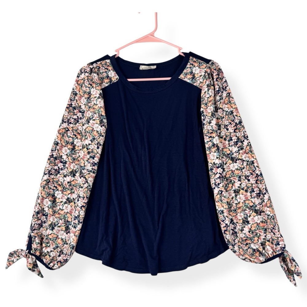 Betseys‎ Boutique Shop Top Womens S Small Navy, Floral Sleeves With Tie on Cuffs
